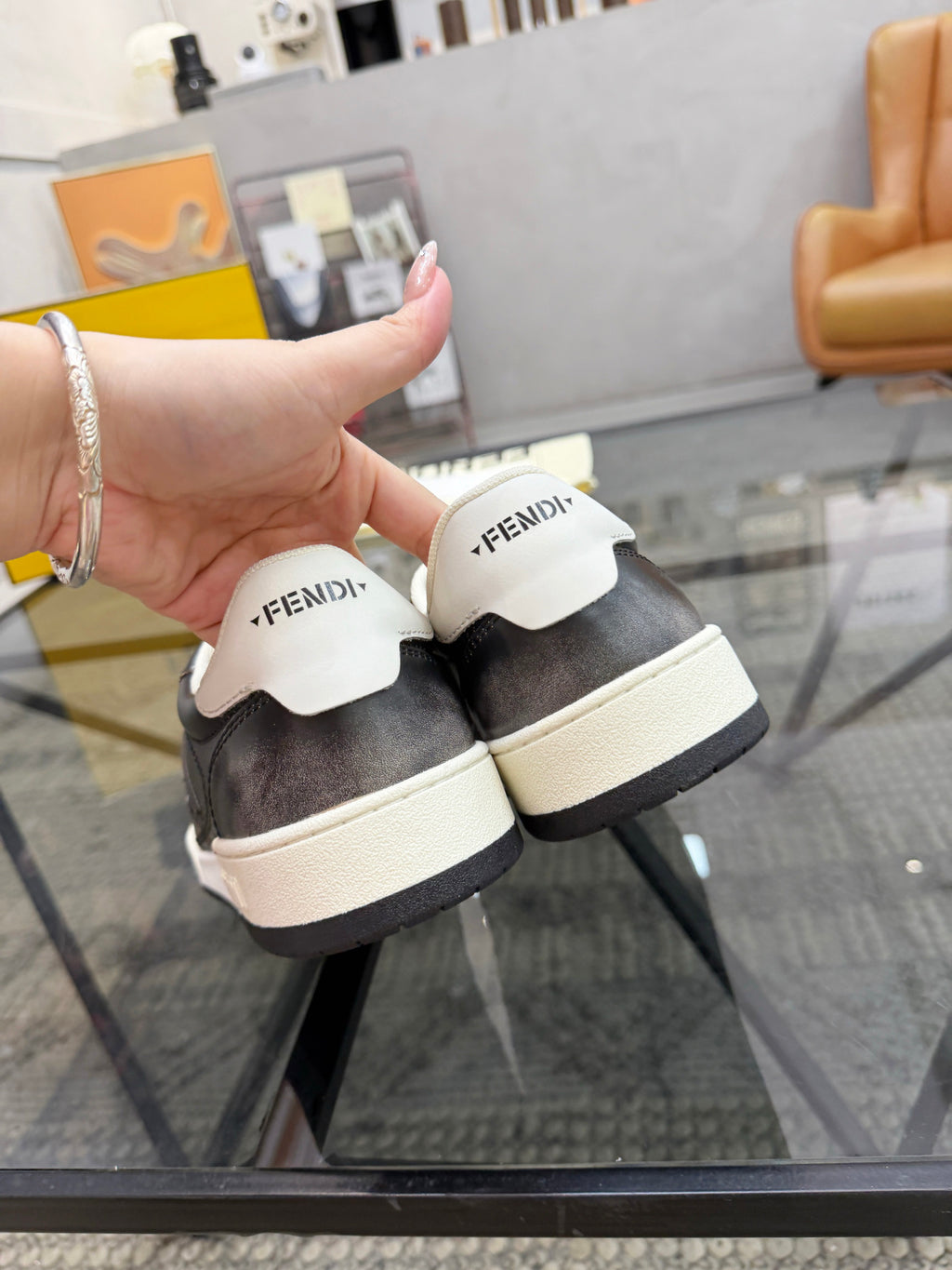 Шкіряні кросівки Fendi