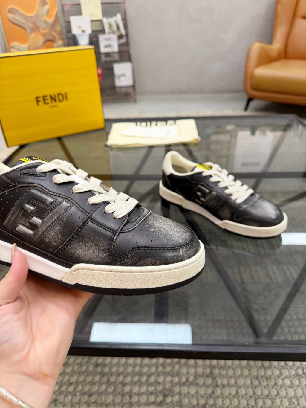 Шкіряні кросівки Fendi