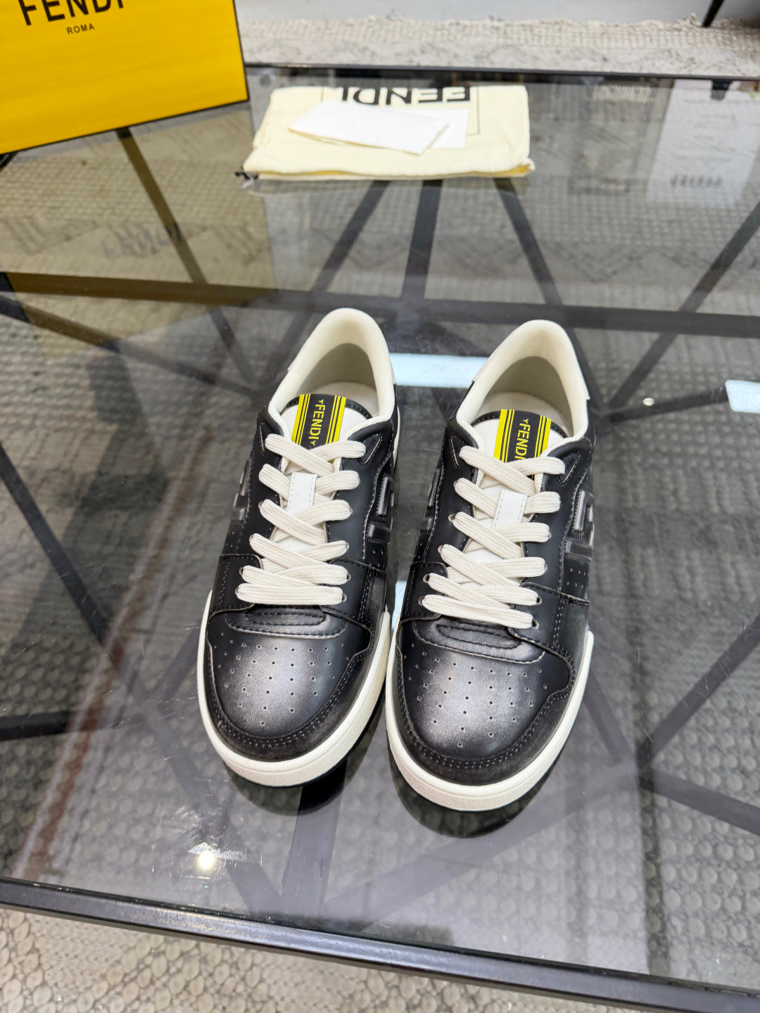 Шкіряні кросівки Fendi
