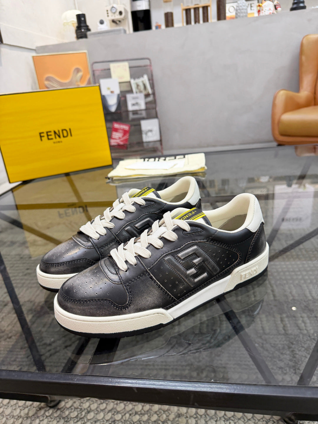 Шкіряні кросівки Fendi