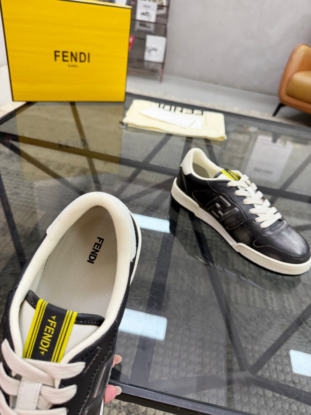 Шкіряні кросівки Fendi