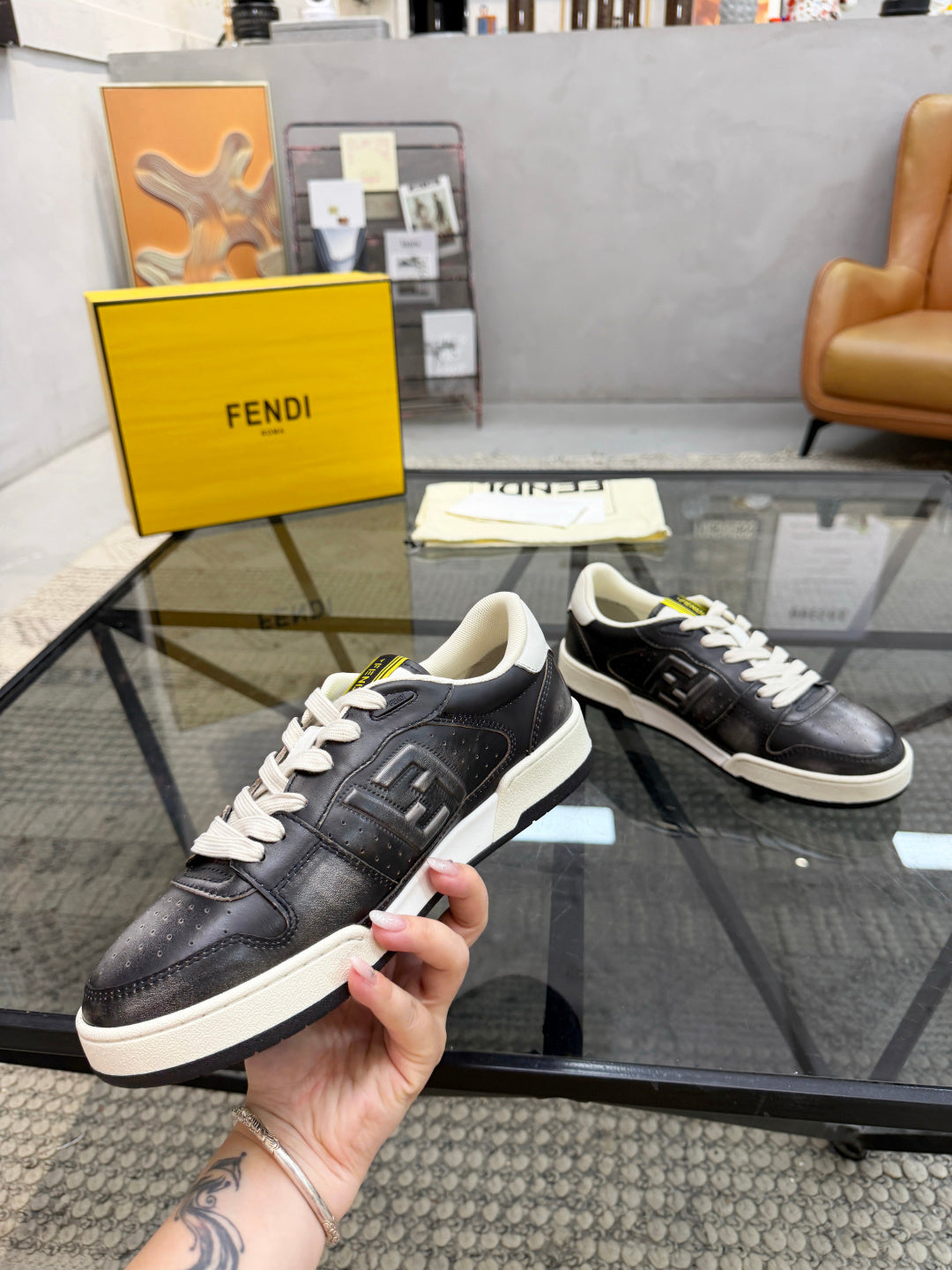 Шкіряні кросівки Fendi