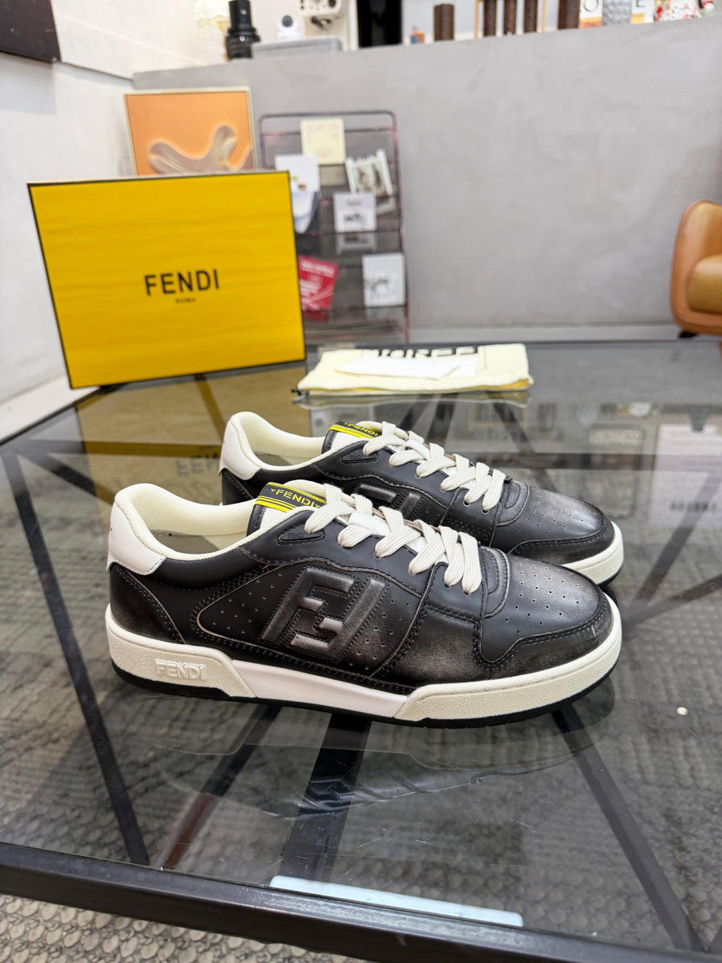 Шкіряні кросівки Fendi