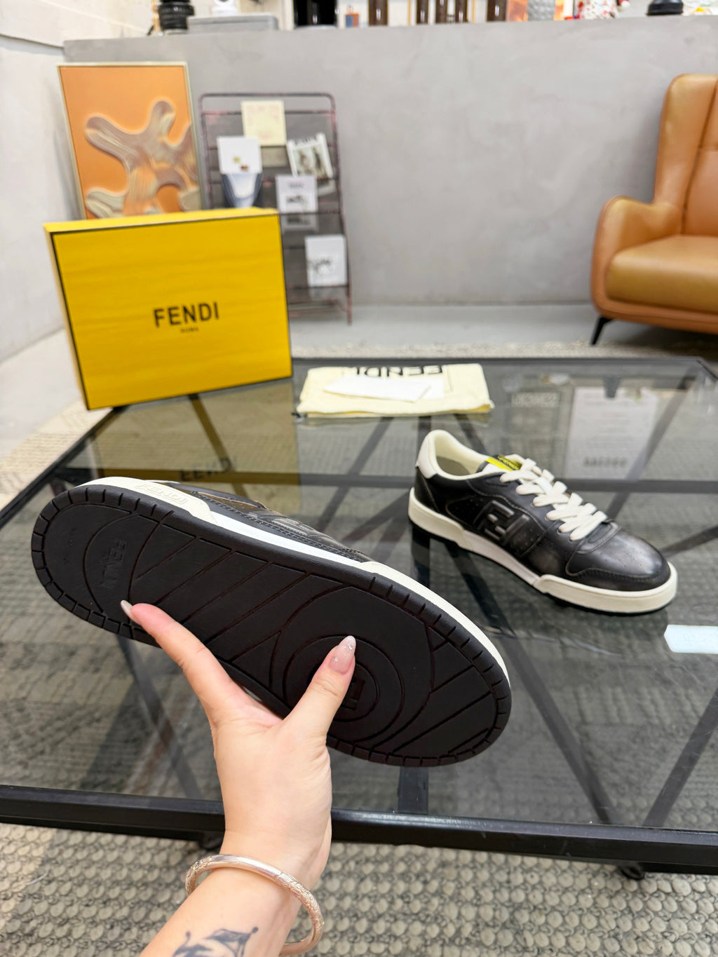 Шкіряні кросівки Fendi