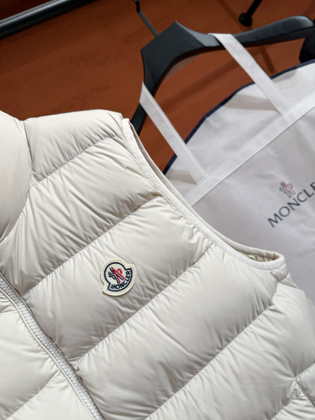 Пуховий жилет Moncler, білий — фото 3