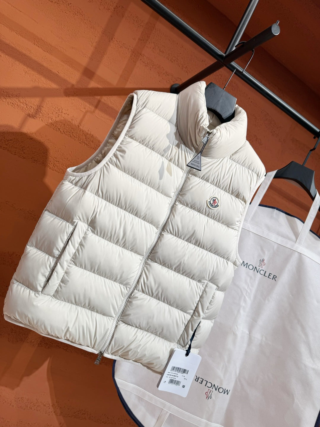 Пуховий жилет Moncler, білий — фото 5