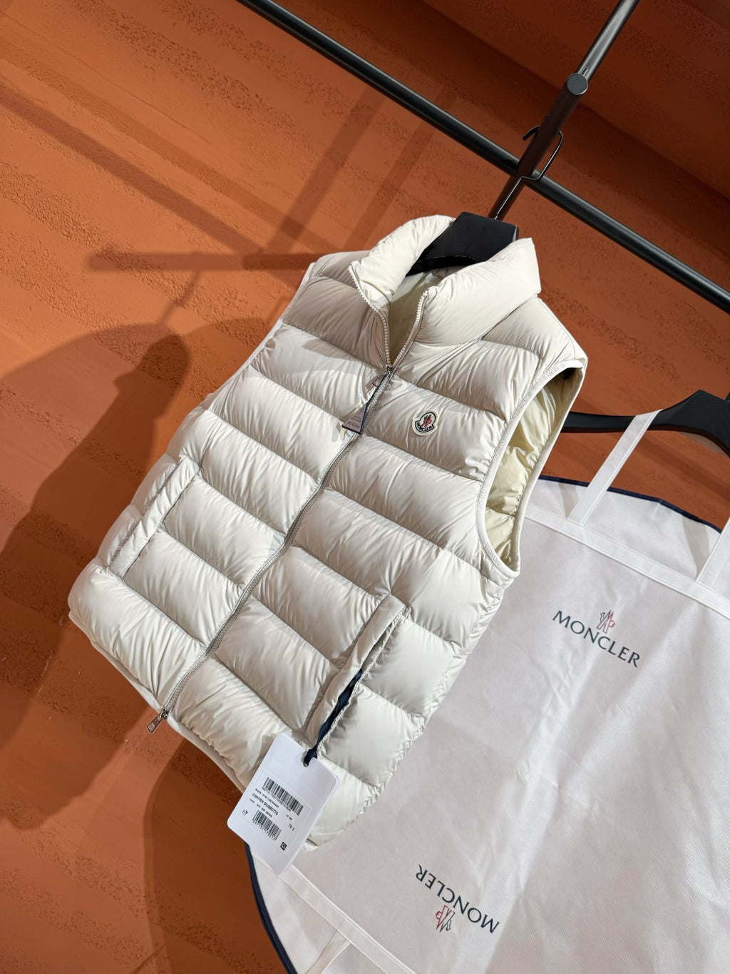 Пуховий жилет Moncler, білий — фото 7