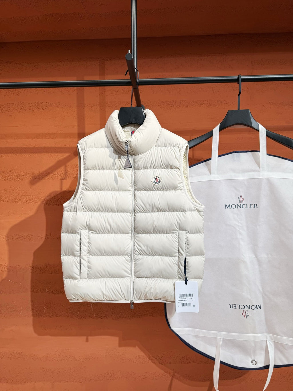 Пуховий жилет Moncler, білий — вигляд спереду