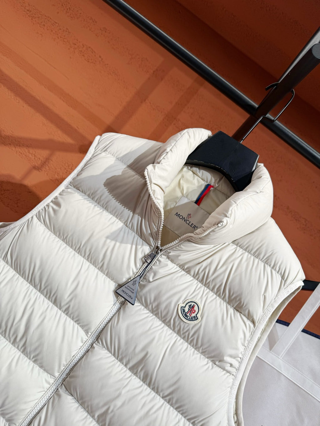 Пуховий жилет Moncler, білий — фото 6