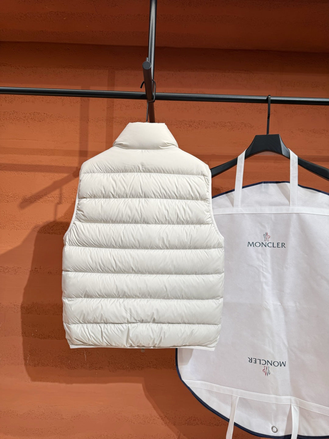 Пуховий жилет Moncler, білий — фото 8