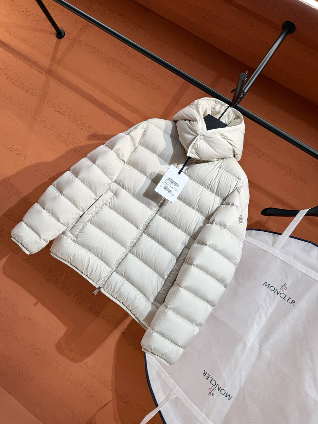 Пухова куртка з капюшоном Moncler, біла — фото 2