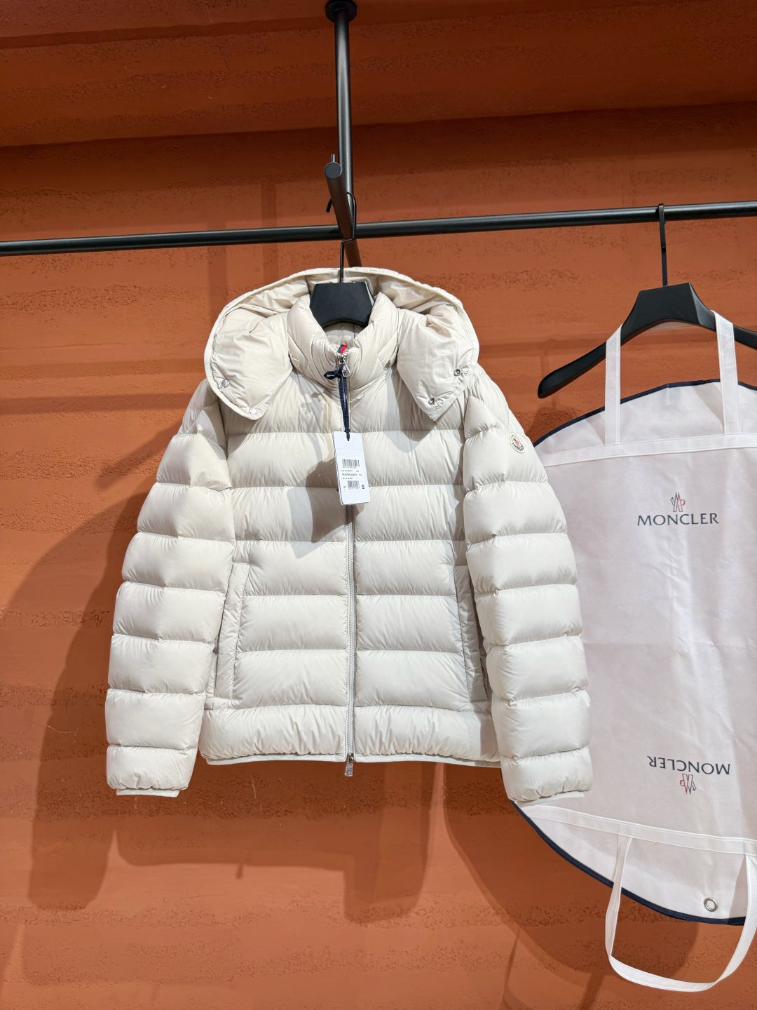 Пухова куртка з капюшоном Moncler, біла — фото 6