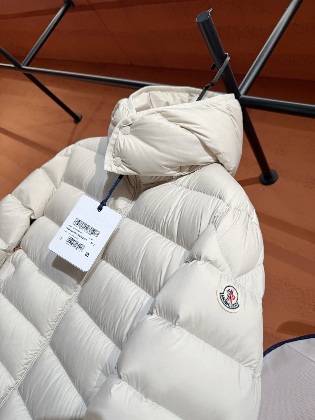 Пухова куртка з капюшоном Moncler, біла — фото 5