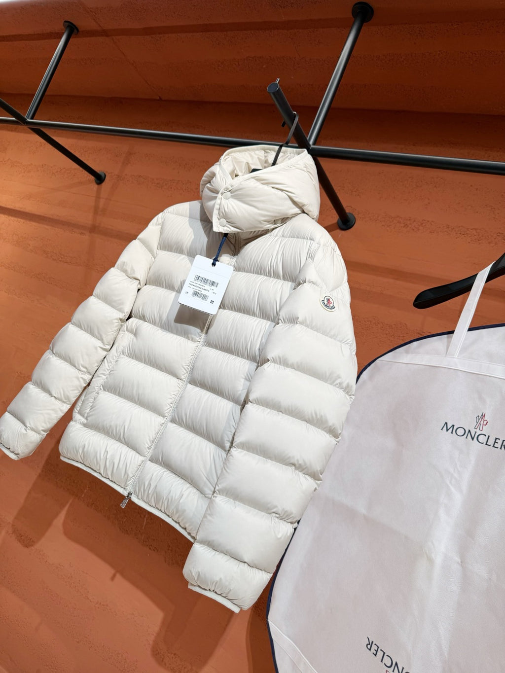Пухова куртка з капюшоном Moncler, біла — фото 3