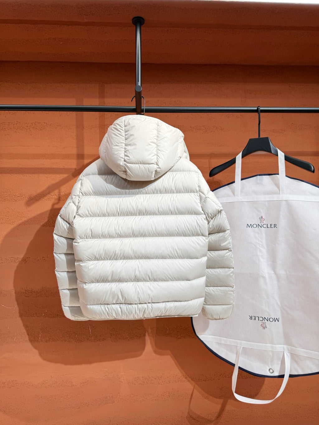 Пухова куртка з капюшоном Moncler, біла — фото 8