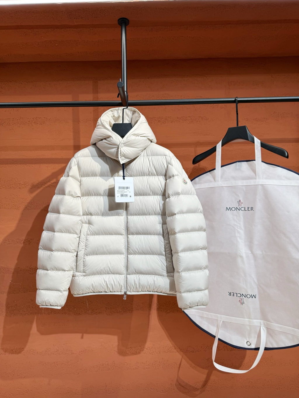 Пухова куртка з капюшоном Moncler, біла — вигляд спереду