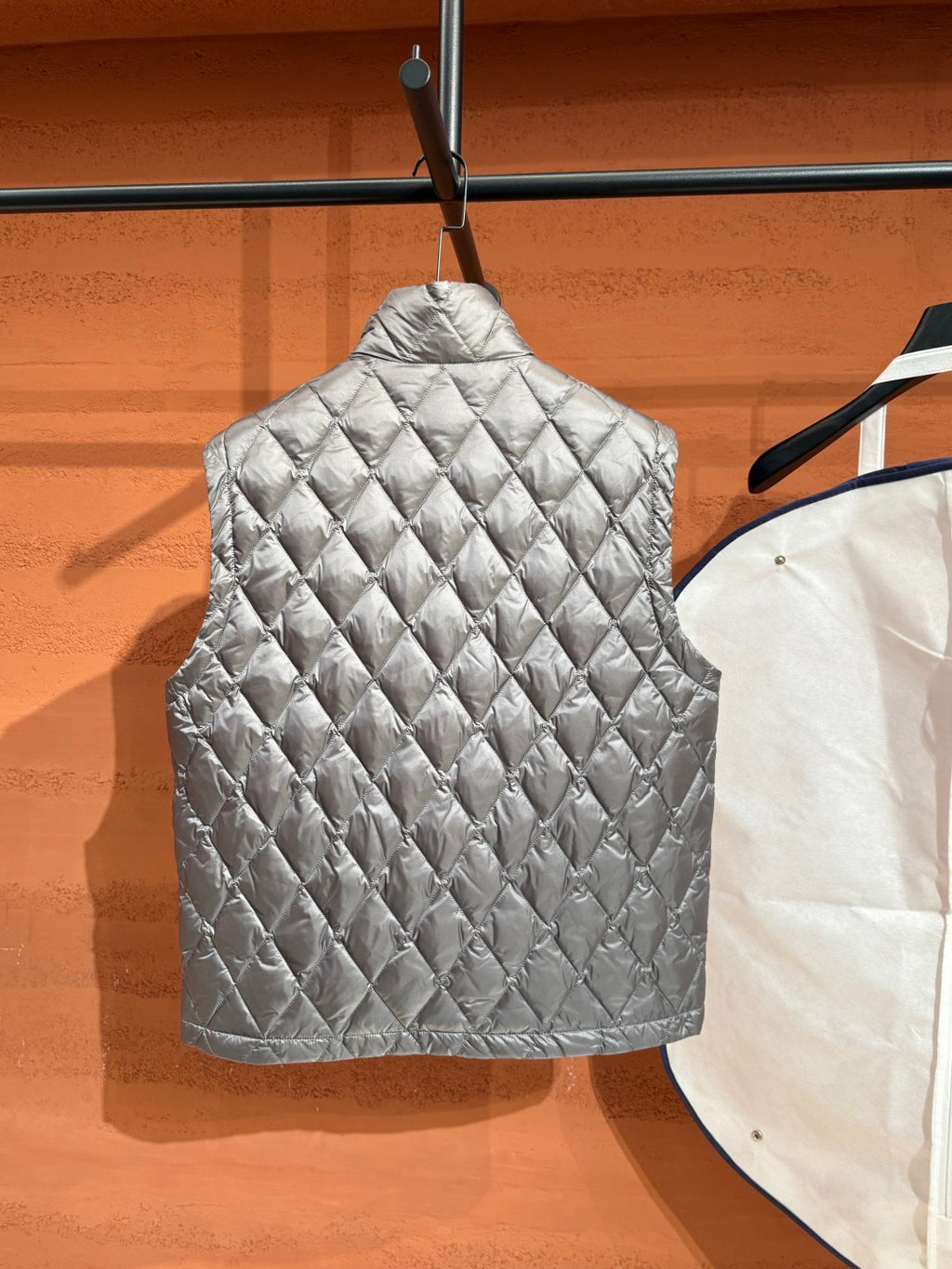 Пуховий жилет з ромбовою стібкою Moncler, сріблястий — фото 8