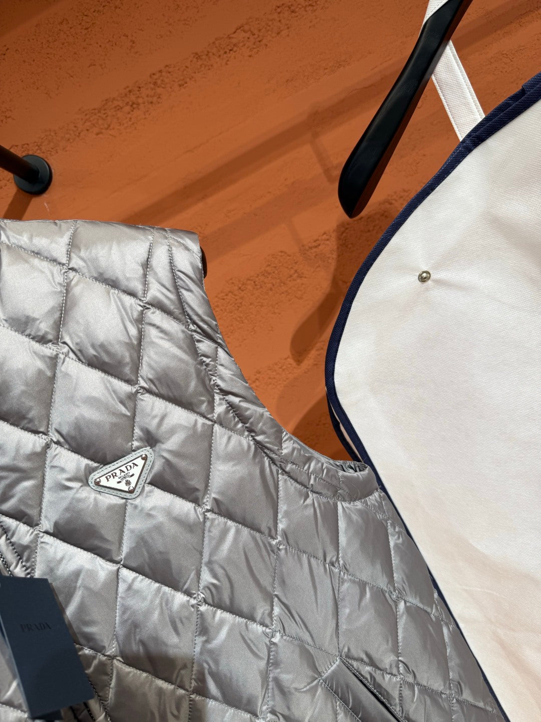 Пуховий жилет з ромбовою стібкою Moncler, сріблястий — фото 4