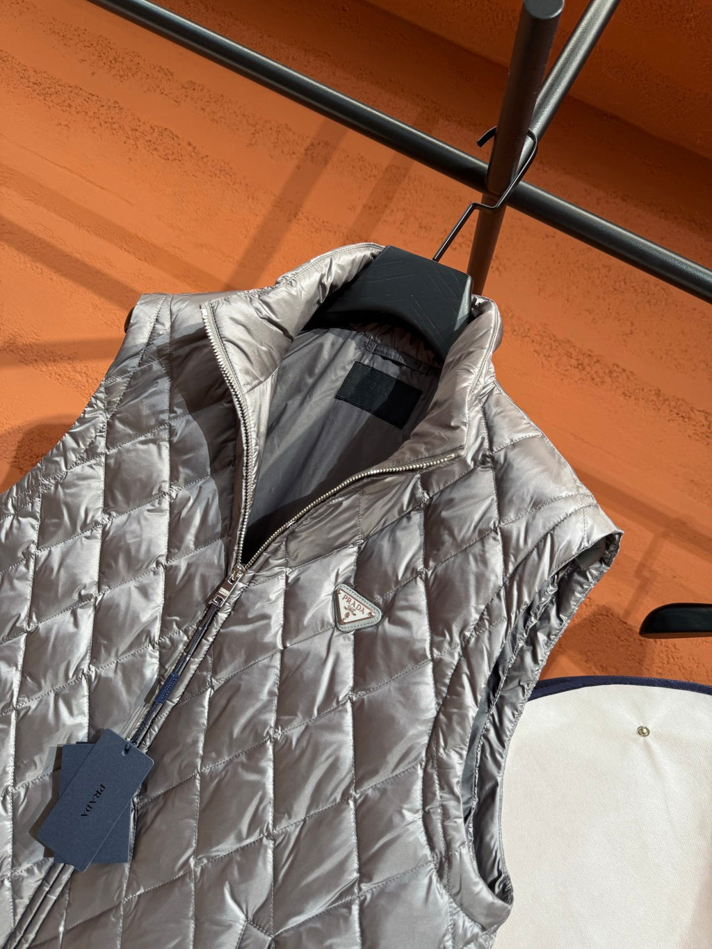 Пуховий жилет з ромбовою стібкою Moncler, сріблястий — фото 7