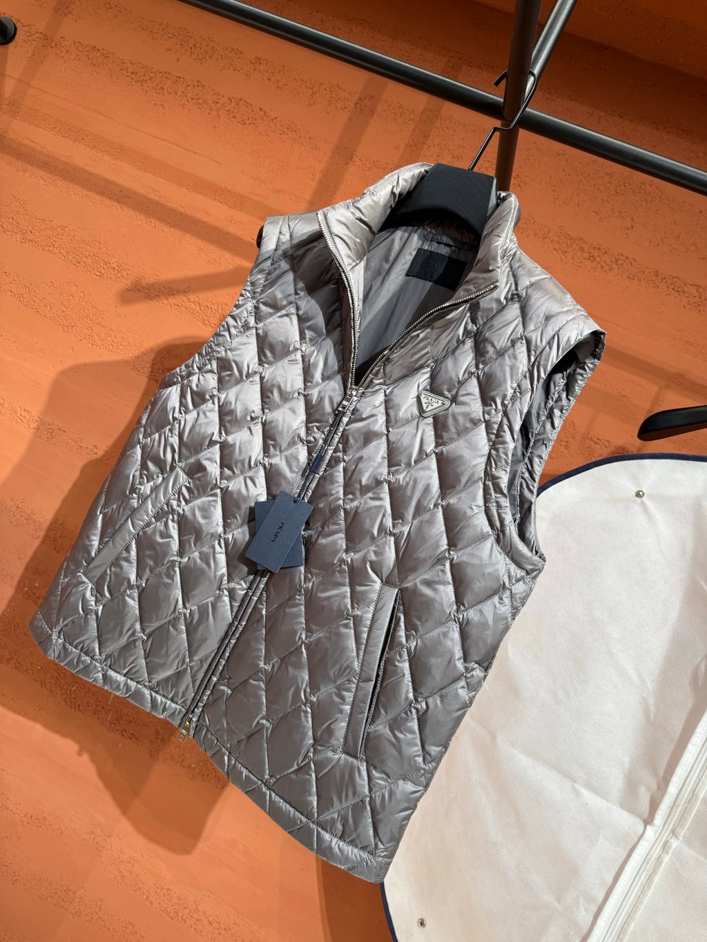Пуховий жилет з ромбовою стібкою Moncler, сріблястий — фото 6