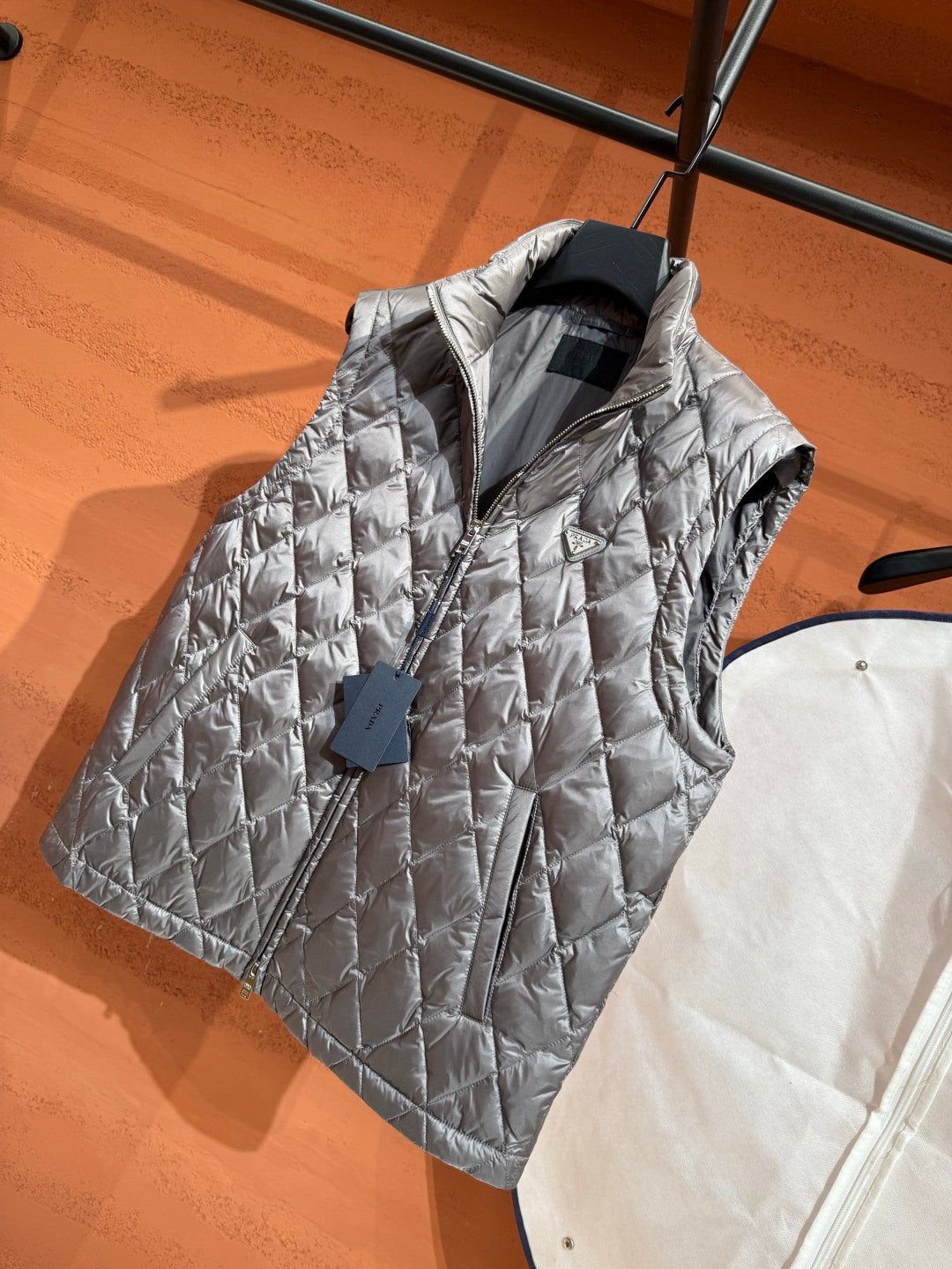 Пуховий жилет з ромбовою стібкою Moncler, сріблястий — фото 6