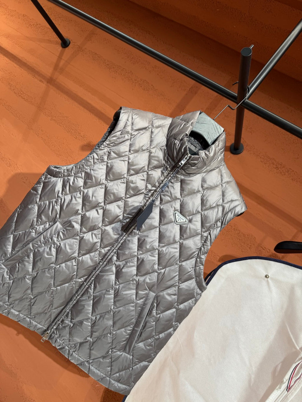 Пуховий жилет з ромбовою стібкою Moncler, сріблястий — фото 3