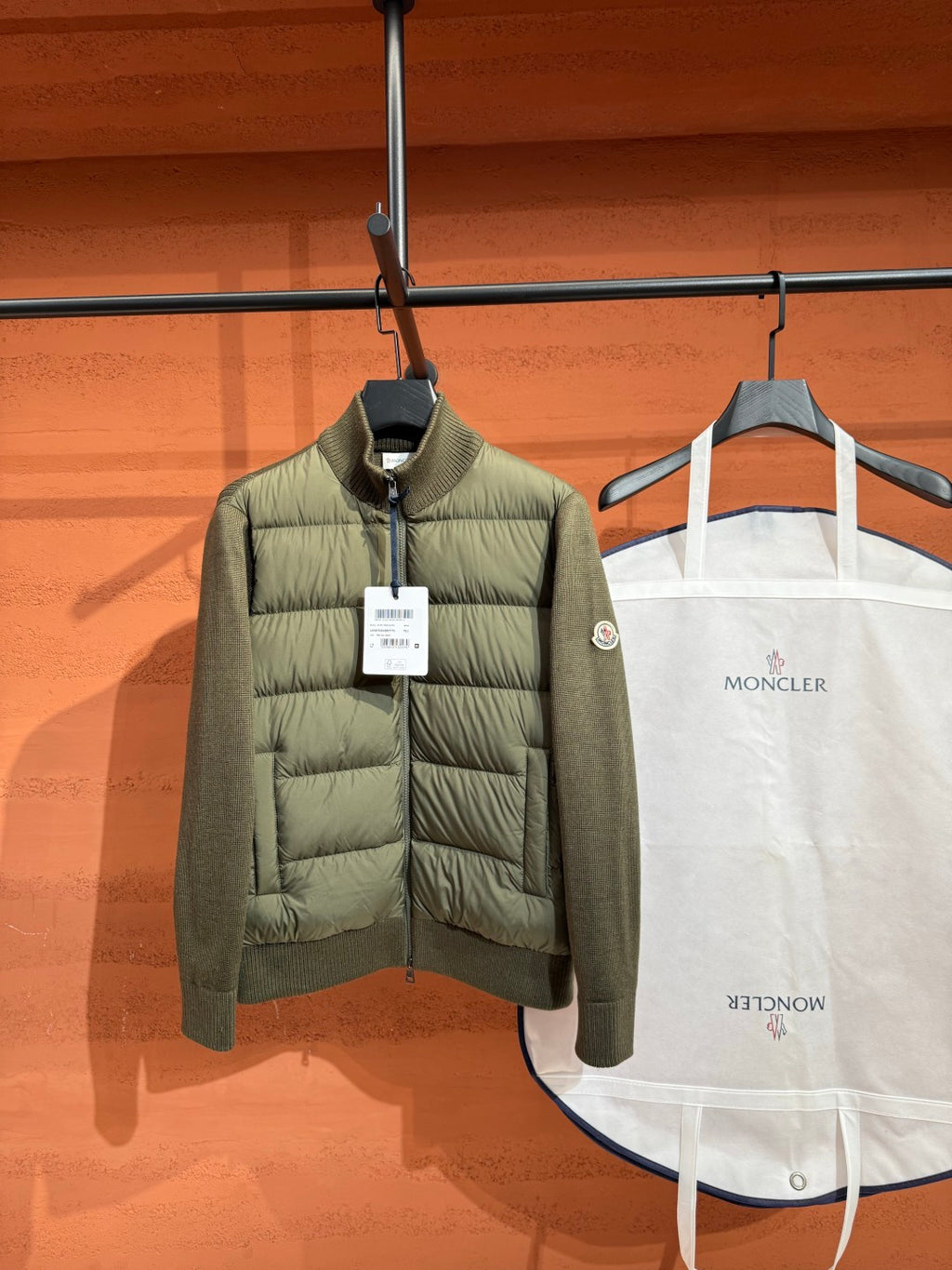 Пуховий кардиган Moncler, оливковий — вигляд спереду
