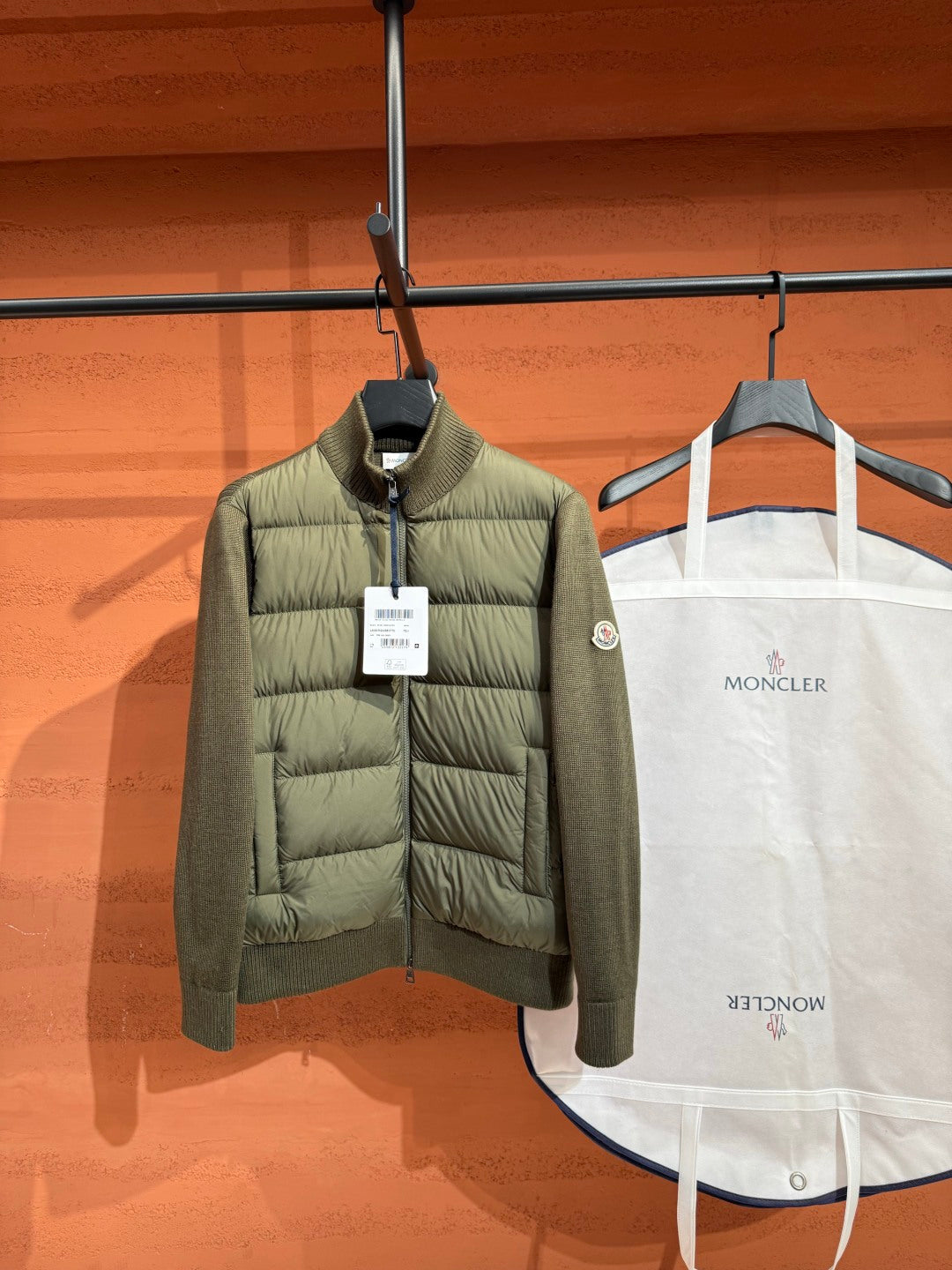 Пуховий кардиган Moncler, оливковий — вигляд спереду