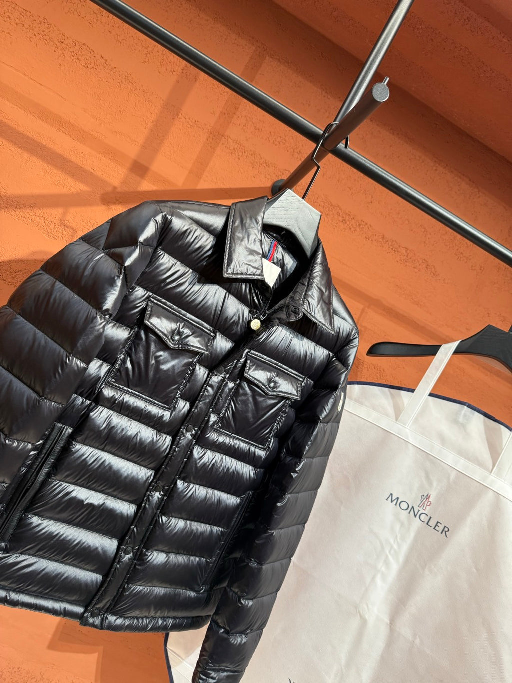 Глянцева пухова куртка Moncler, чорна — фото 6