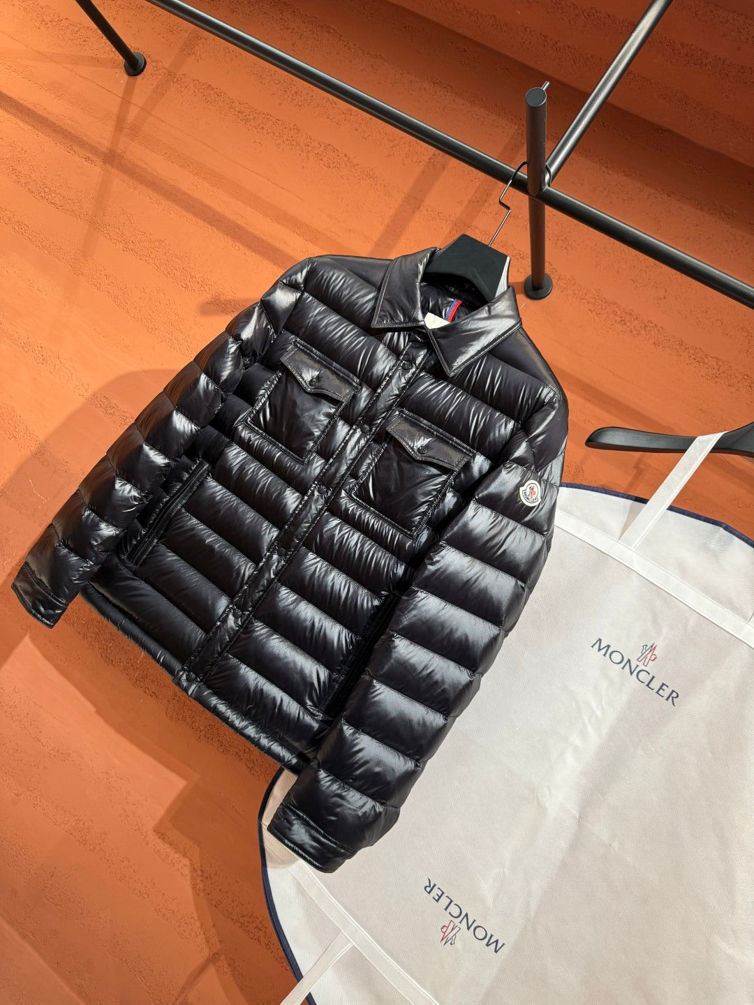 Глянцева пухова куртка Moncler, чорна — фото 2