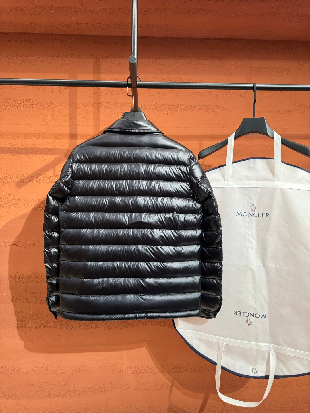 Глянцева пухова куртка Moncler, чорна — фото 9