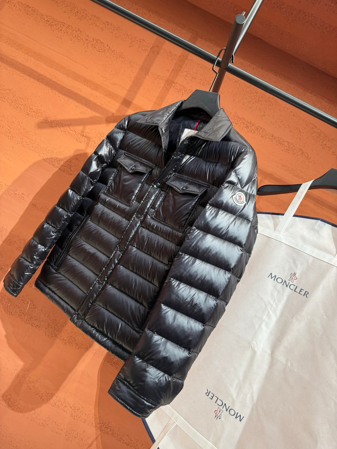 Глянцева пухова куртка Moncler, чорна — фото 8