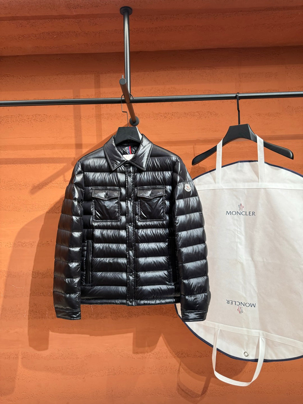 Глянцева пухова куртка Moncler, чорна — вигляд спереду