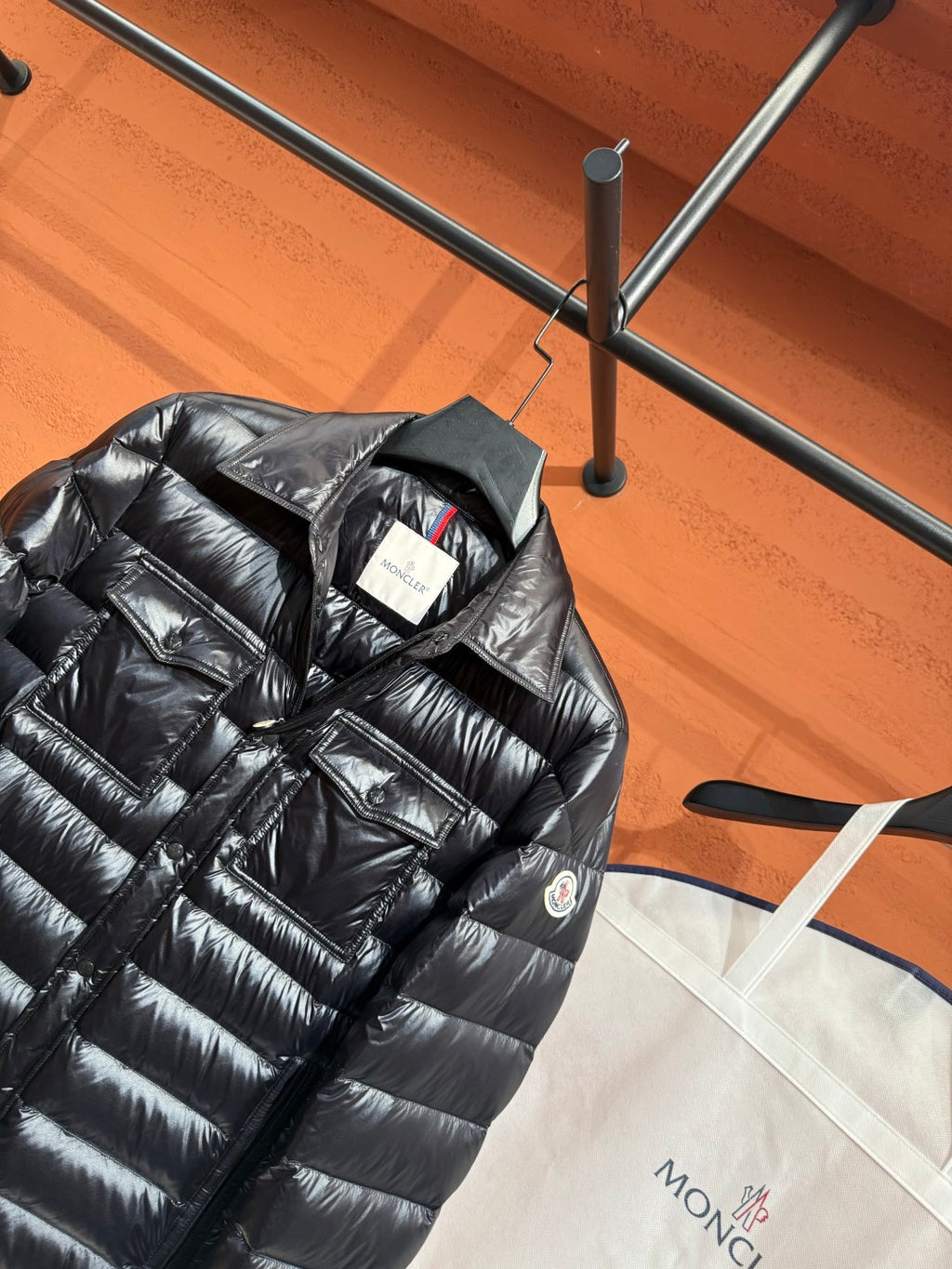 Глянцева пухова куртка Moncler, чорна — фото 7