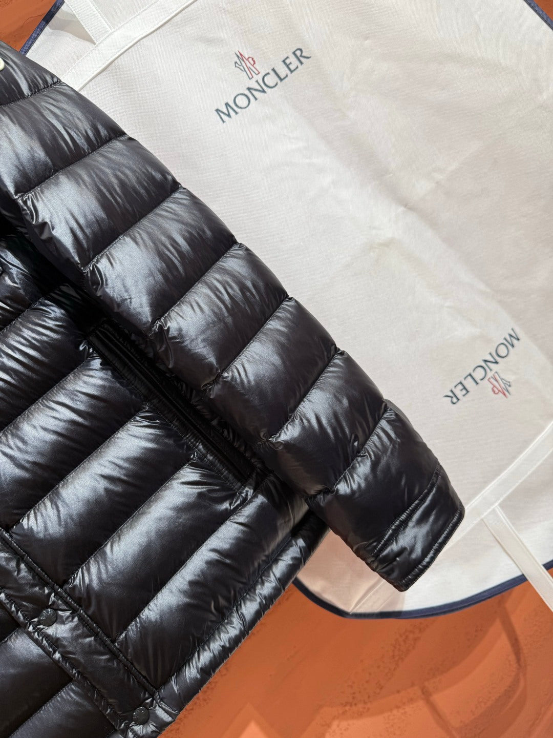 Глянцева пухова куртка Moncler, чорна — фото 4