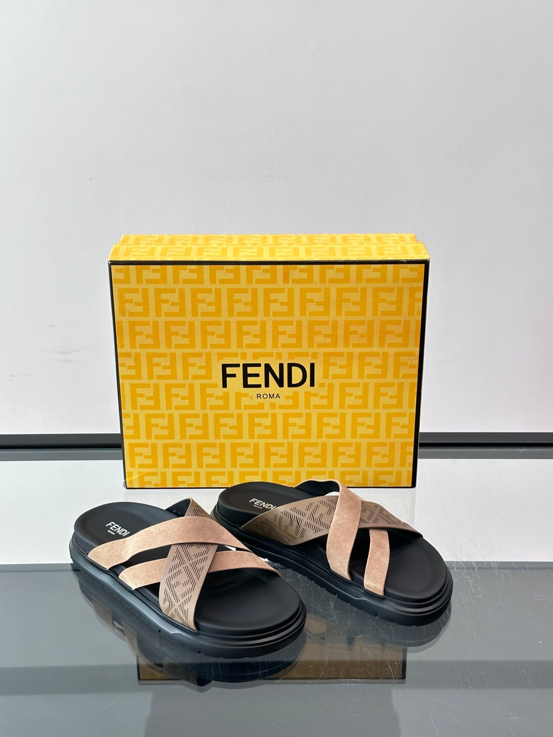Шкіряні шльопанці Fendi з денімом