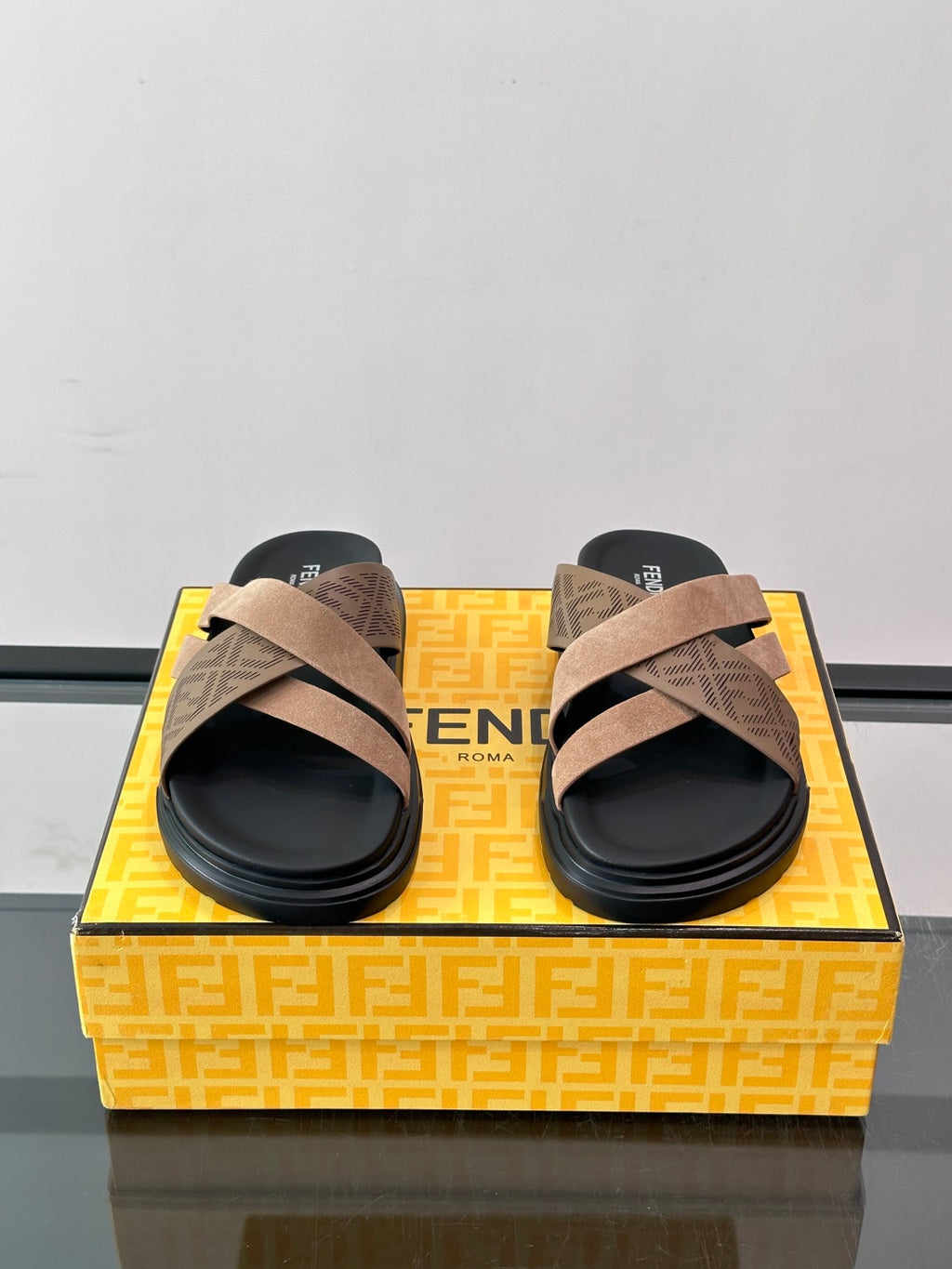 Шкіряні шльопанці Fendi з денімом