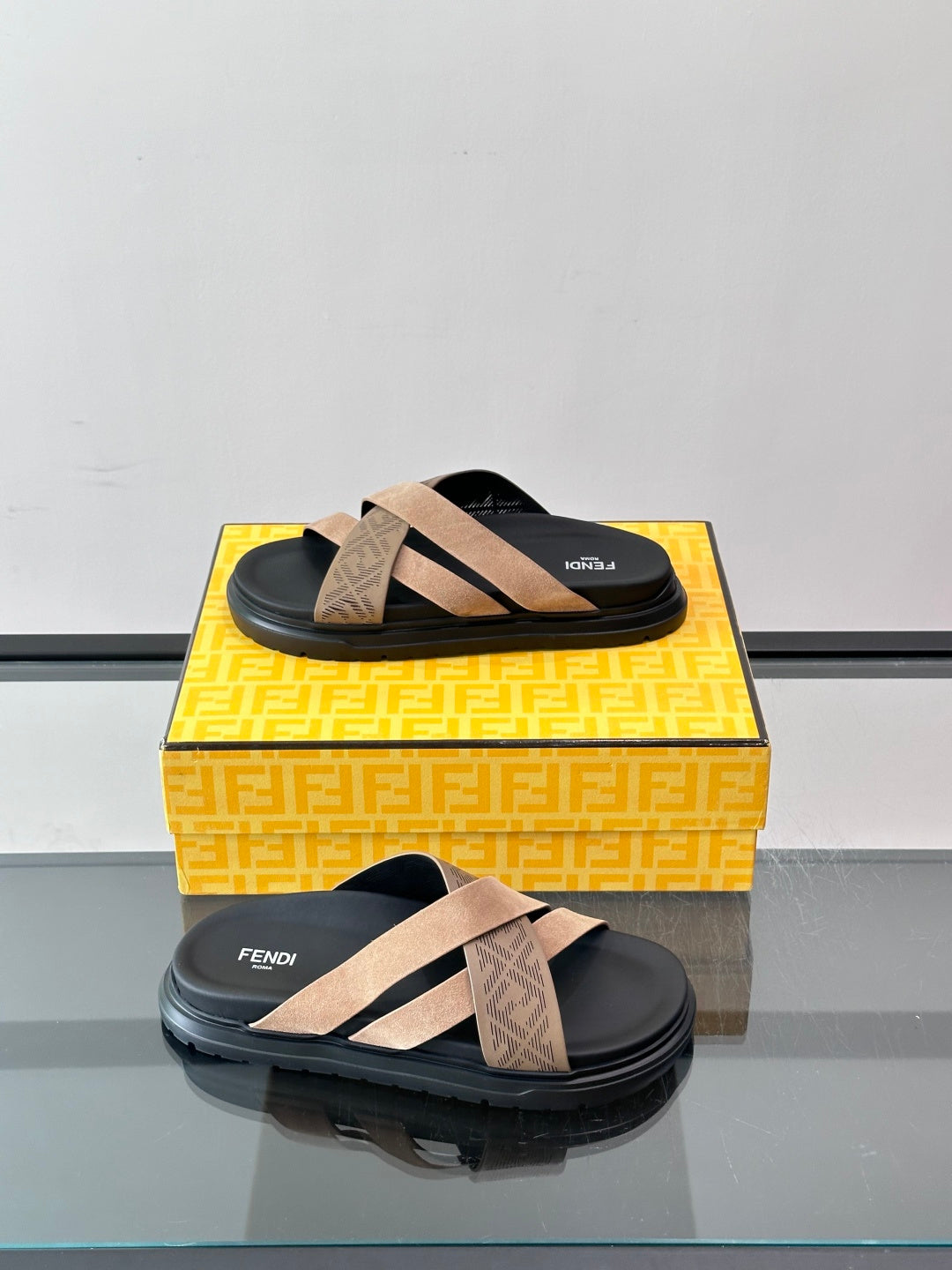 Шкіряні шльопанці Fendi з денімом