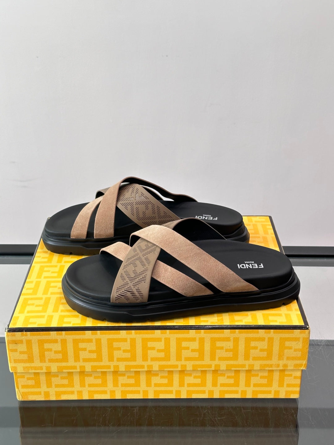 Шкіряні шльопанці Fendi з денімом