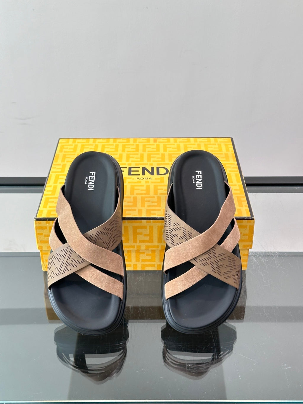Шкіряні шльопанці Fendi з денімом