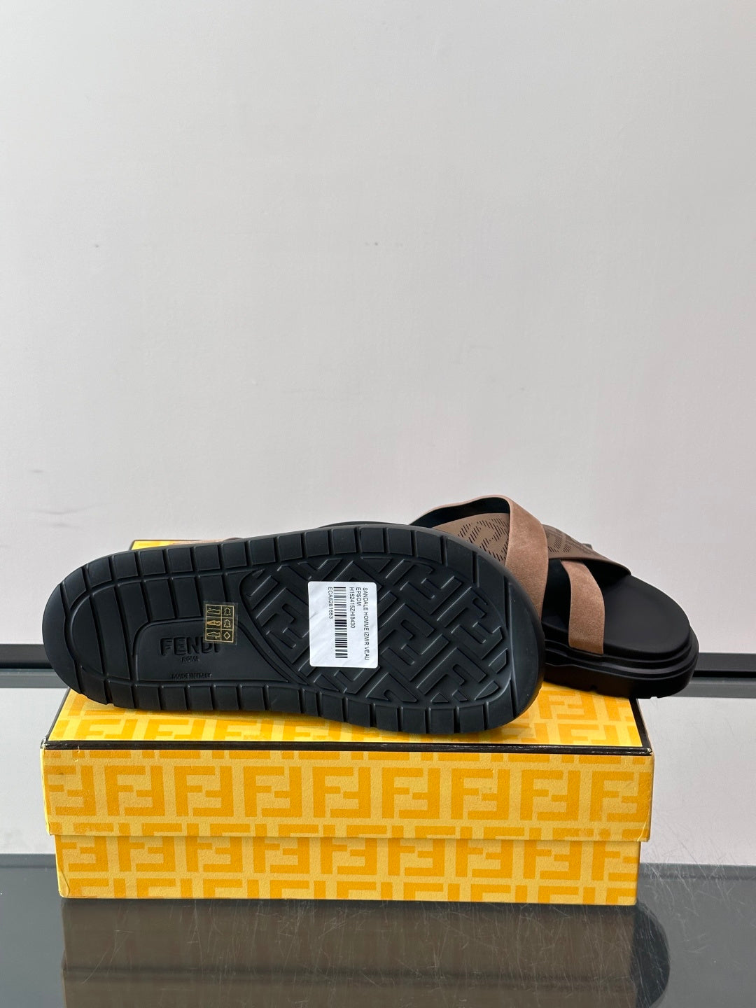 Шкіряні шльопанці Fendi з денімом
