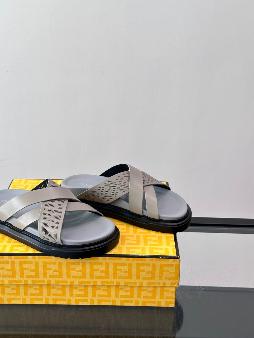Шкіряні шльопанці Fendi з денімом