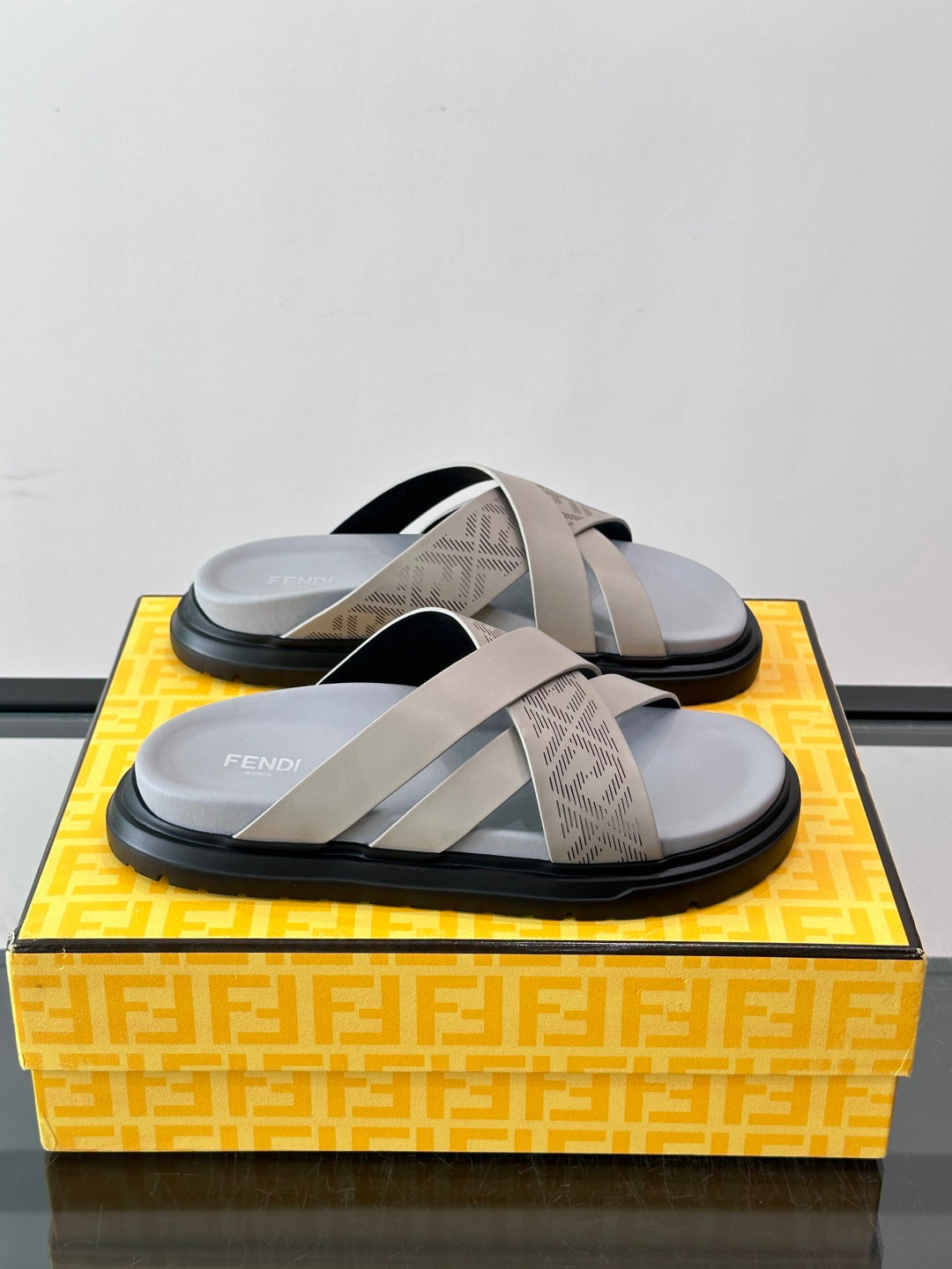 Шкіряні шльопанці Fendi з денімом