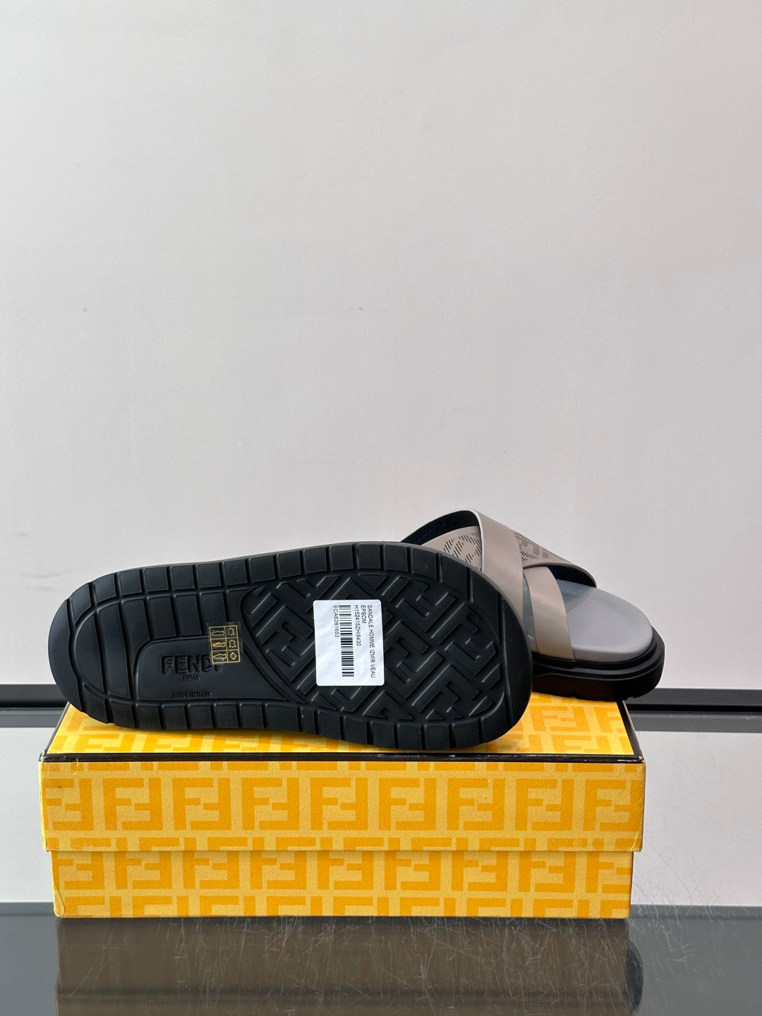Шкіряні шльопанці Fendi з денімом
