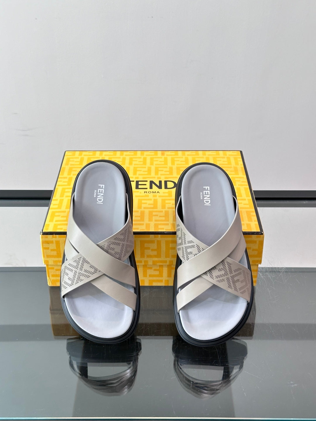 Шкіряні шльопанці Fendi з денімом