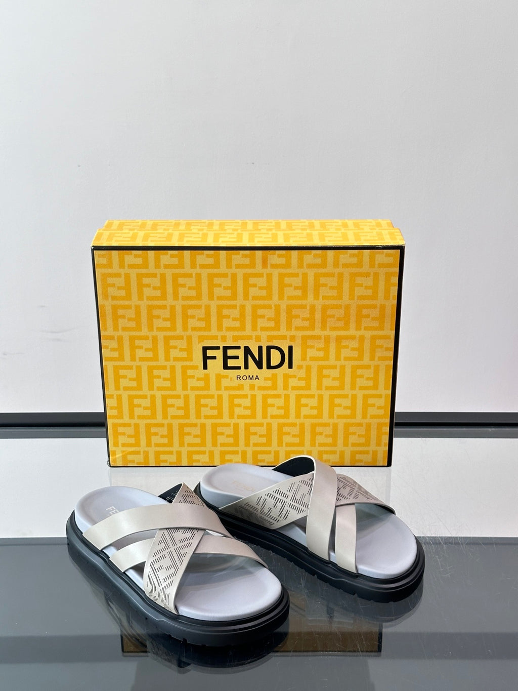 Шкіряні шльопанці Fendi з денімом