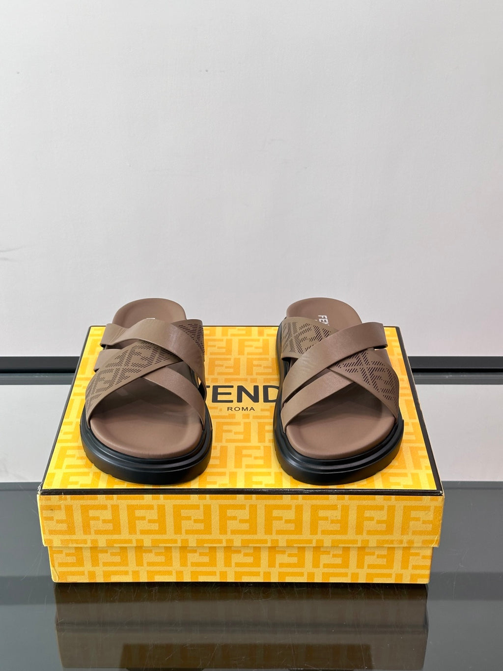 Шкіряні шльопанці Fendi з денімом