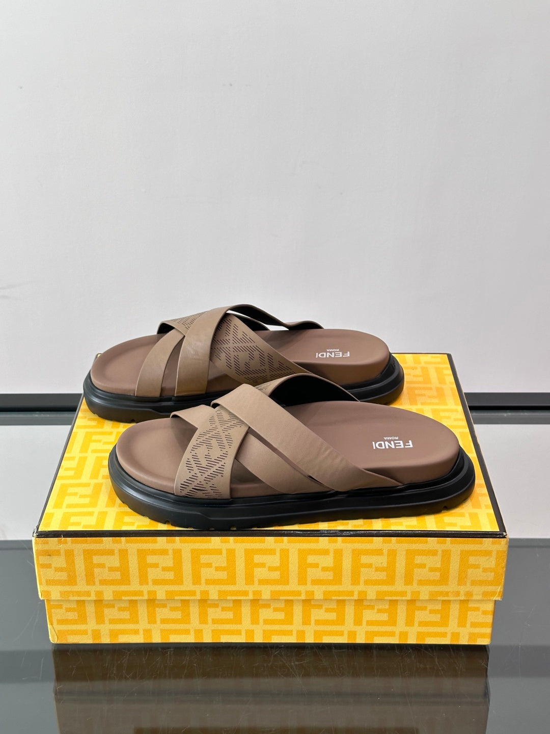 Шкіряні шльопанці Fendi з денімом