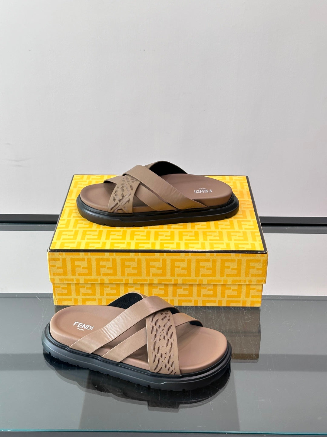 Шкіряні шльопанці Fendi з денімом