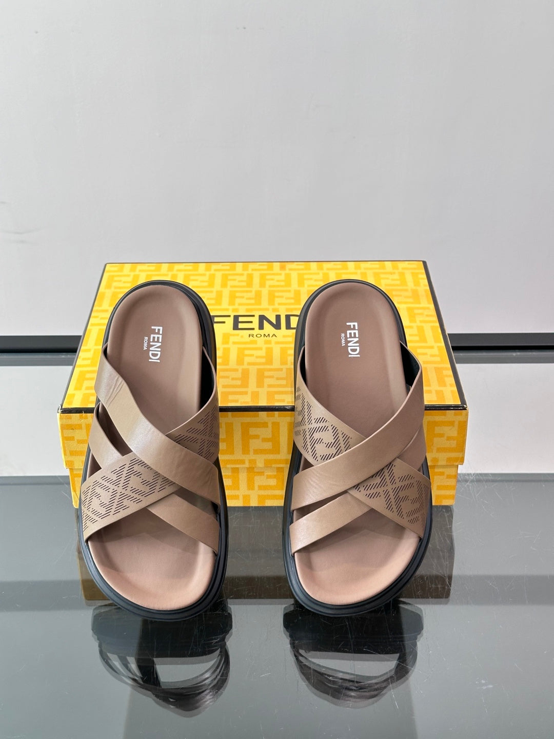 Шкіряні шльопанці Fendi з денімом